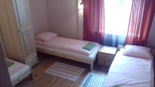 Хостелы Hostel Retro Краков Трехместный номер с ванной комнатой-1