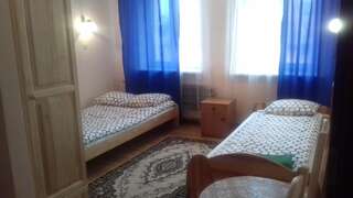 Хостелы Hostel Retro Краков Трехместный номер с ванной комнатой-5