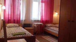 Хостелы Hostel Retro Краков Трехместный номер с ванной комнатой-6